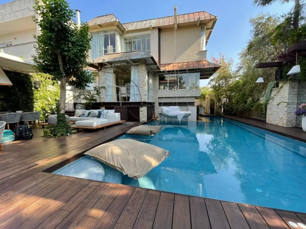 בריכת שחייה גלישה מבטון איכותית – פרויקט מבית א.ד בריכות שחייה