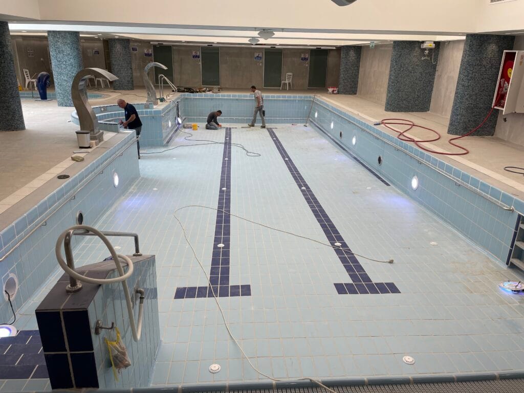 בריכת שחייה ציבורית גלישה איכותית מבטון – פרויקט מבית א.ד בריכות שחיה