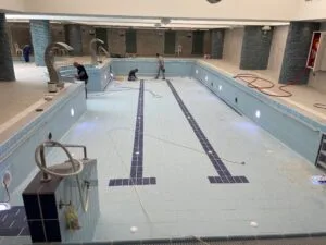 בריכת שחייה ציבורית גלישה איכותית מבטון – פרויקט מבית א.ד בריכות שחיה