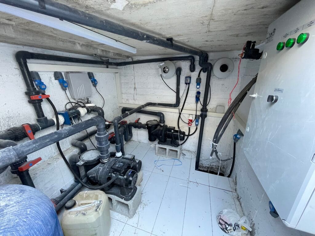 חשמל לחדר מכונות בבריכת שחייה פרטית גלישה איכותית מבטון – פרויקט מבית א.ד בריכות שחיה