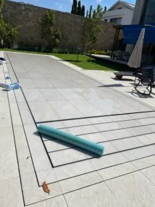 בריכת שחייה גלישה איכותית מבטון עם ריצפה מתרוממת – פרויקט מבית א.ד בריכות שחייה