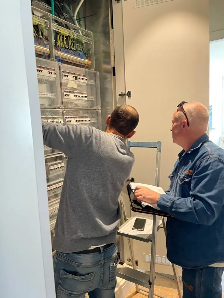 חשמל לבריכת שחייה וביקורת חשמל של חברת חשמל לטופס 4 כולל כל האישורים - פרויקט מבית א.ד בריכות שחייה