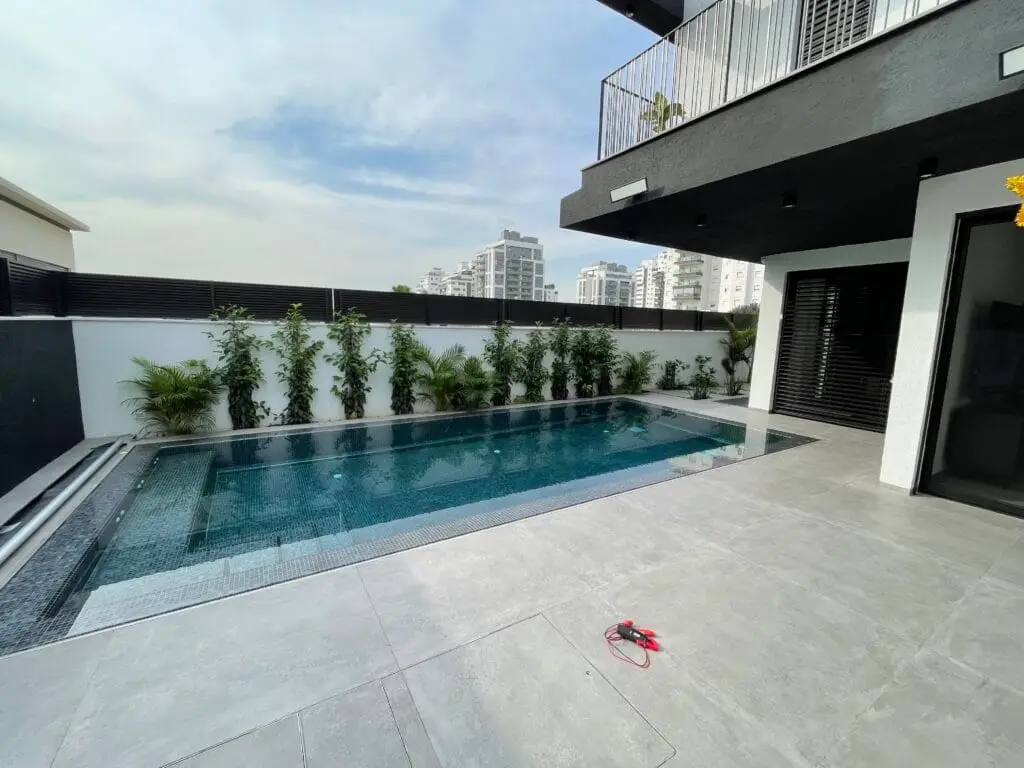 בריכת שחייה גלישה איכותית מבטון – פרויקט מבית א.ד בריכות שחיה