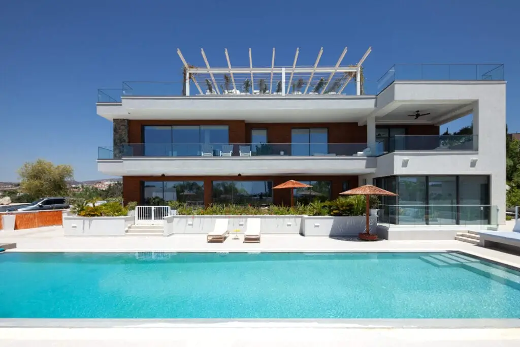 בריכת שחייה גלישה איכותית מבטון – פרויקט מבית א.ד בריכות שחיה