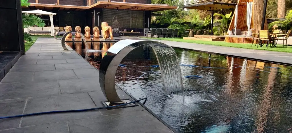 בריכת שחייה סקימרים איכותית מבטון עם מפל מים נירוסטה 316 – פרויקט מבית א.ד בריכות שחיה