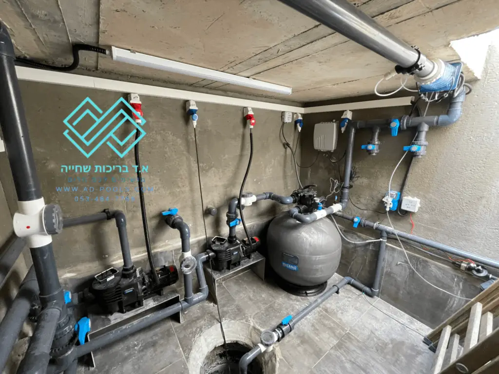 עבודת חשמל מקצועית לבריכת שחייה – התקנה בהתאם לתקנים בחדר מכונות
